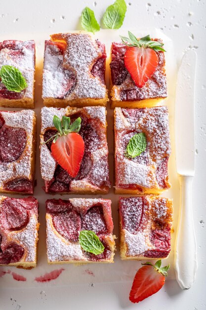 Pastel de fresa dulce y sabroso hecho de fresas y menta