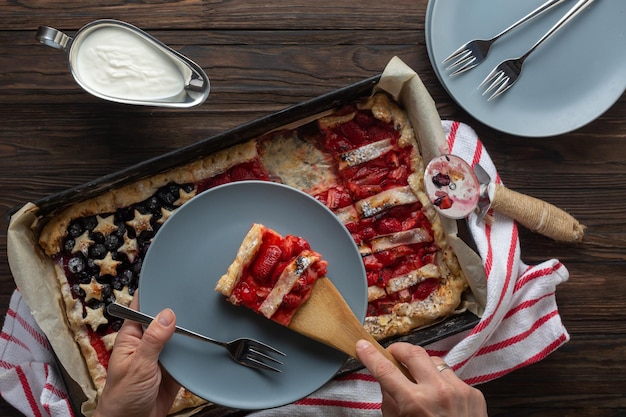 Pastel de fresa tradicional del Día de la Independencia de los Estados Unidos o del Día del Trabajo en forma de bandera, vista superior