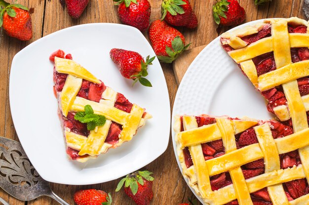 El pastel de fresas en el fondo de madera