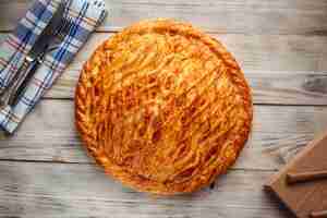 Foto pastel fresco al horno con carne de res relleno de calabaza