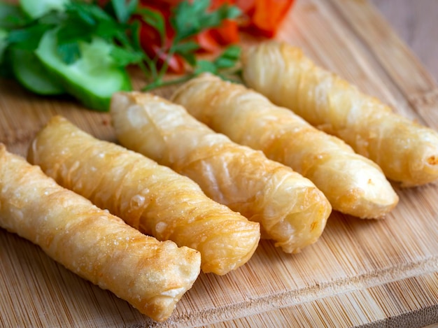 Pastel frito embrulhado em queijo em phyllo Torta em forma de rolo nome turco Kalem borek sigara boregi