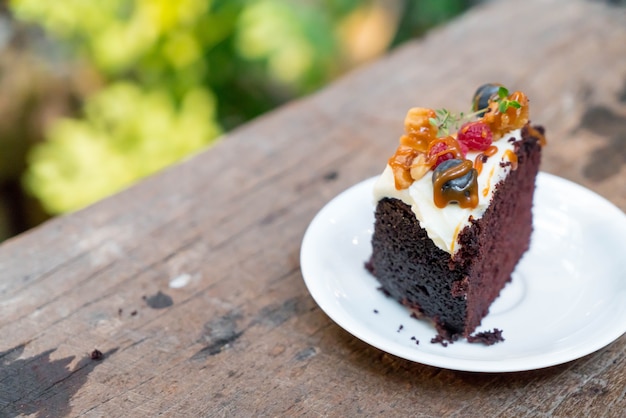 pastel de fruta de chocolate con caramelo