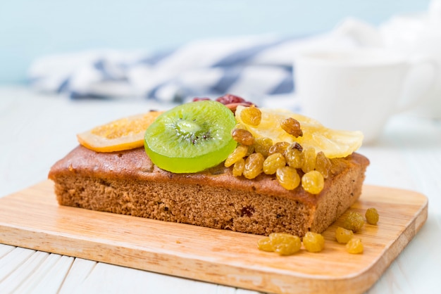 pastel de fruta en la madera