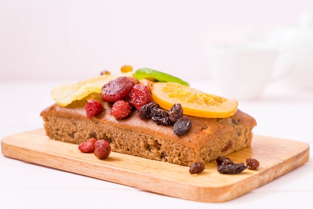 pastel de fruta en la madera