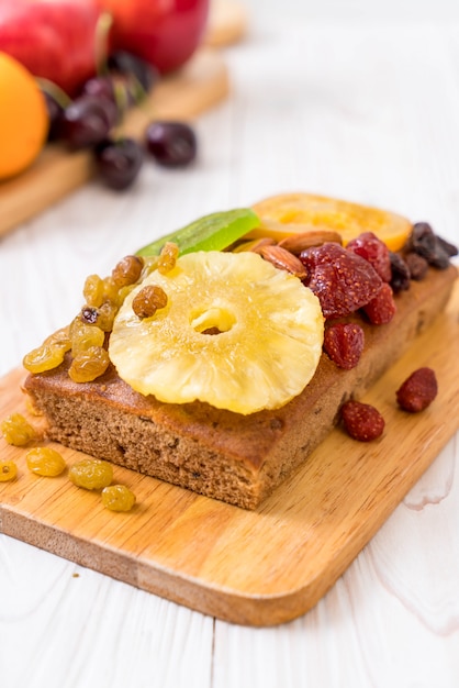 pastel de fruta en la madera