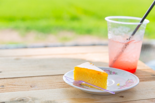 Pastel de fruta de naranja con helado de fresa fresca Postre saludable de bebida fría de verano