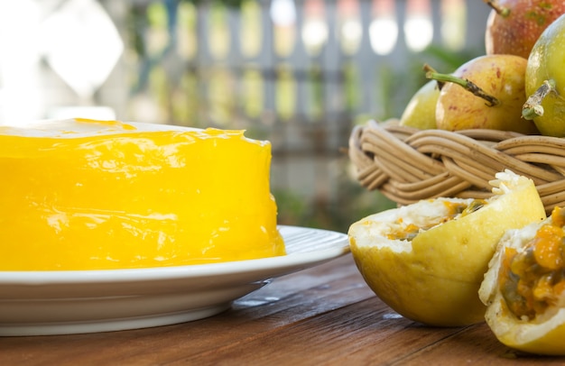 Pastel de fruta de la pasión en el fondo de madera.