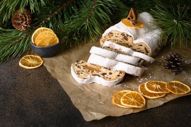 Pastel de frutas alemán stollen tradicional navideño en marrón