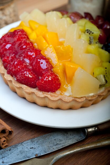 Foto pastel de frutas caseras frescas sobre una tabla de cortar madera