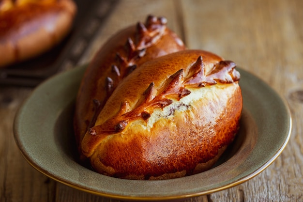 Pastel de frutas del horno Día de horneado Pasteles dulces con cerezas Pasteles tradicionales rusos Bollo ruso con bayas Pirozhki con cerezas Primer plano de productos horneados del horno Pastel Día de la comida