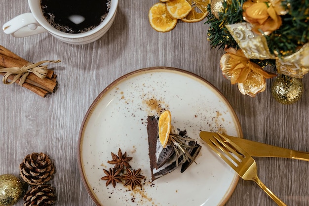 Pastel de frutas de Navidad en la mesa de madera con decoraciones festivas