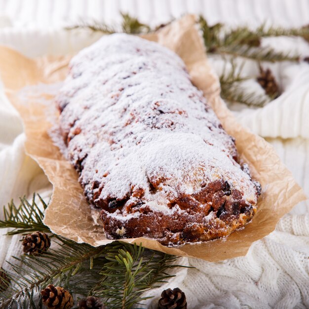 Pastel de frutas navideñas de Dresdnen Stollen