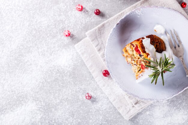 Pastel de frutas navideñas