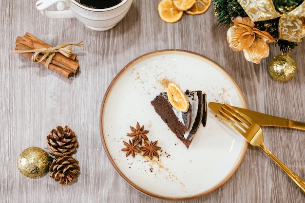 Pastel de frutas de pudín de Navidad con taza de té Postre festivo tradicional Espacio de copia