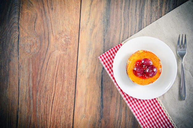 Pastel de frutas sobre fondo amaderado retro vintage