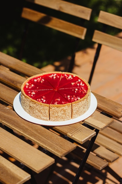 Un pastel con frutos rojos se sienta sobre una mesa.