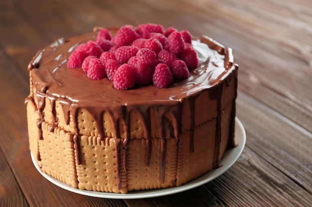 Pastel de galleta con chocolate derretido y frambuesas