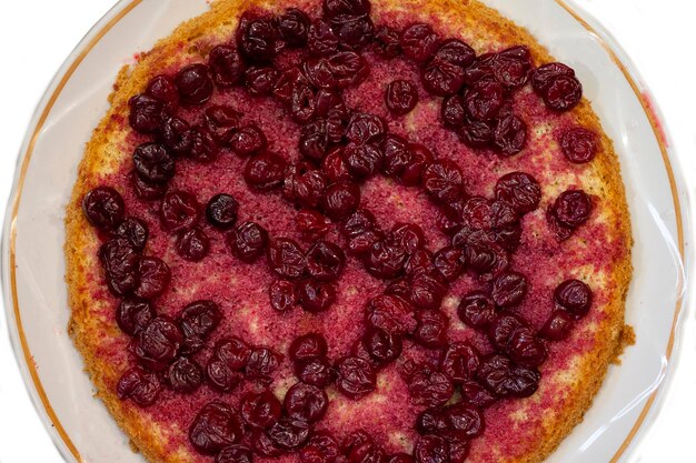 El pastel de galletas está cubierto de cerezas para una decoración adicional