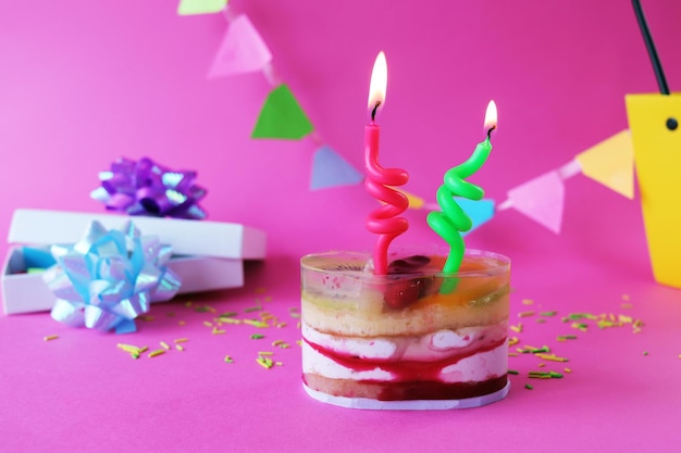 Pastel de gelatina de cumpleaños decorado con frutas y velas encendidas decoraciones navideñas