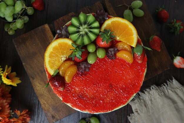 Un pastel con gelatina roja y rodajas de naranja encima