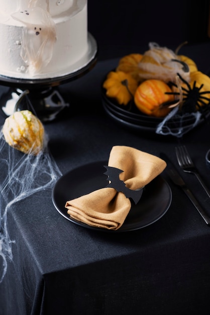 Pastel de glaseado blanco con decoración de Halloween en la mesa negra, imagen de enfoque selectivo