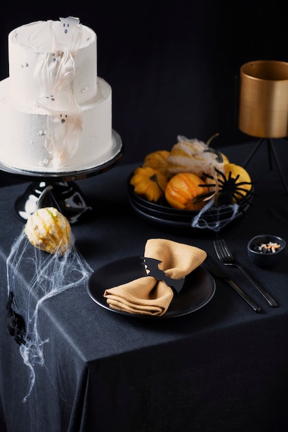 Pastel de glaseado blanco con decoración de Halloween en la mesa negra, imagen de enfoque selectivo