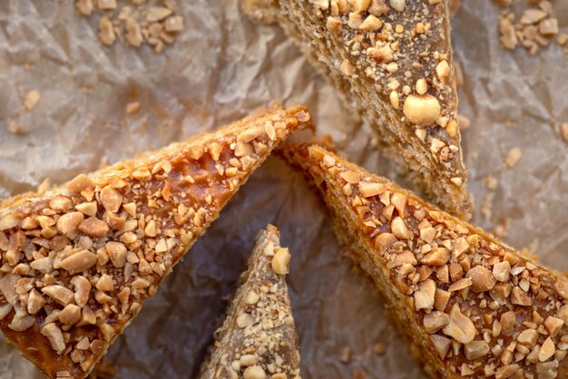 Pastel de gofres hecho de pasteles de gofres crujientes con leche condensada hervida