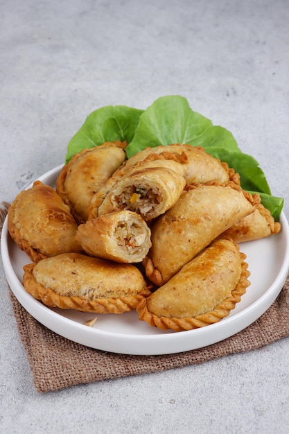 Pastel Goreng es empanadas de patata empanadas fritas con relleno de vegetales salteados y pollo