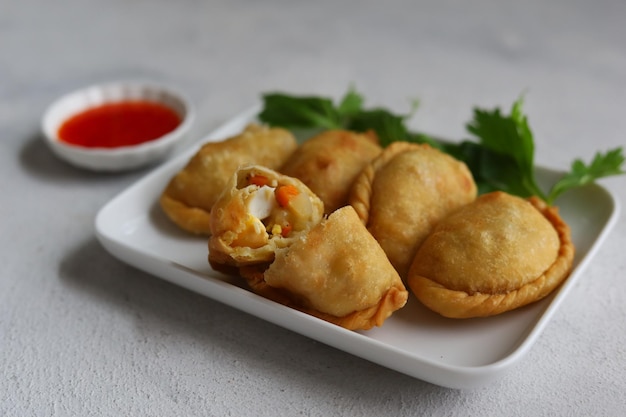 Pastel Goreng o pastelería frita es un tentempié popular en Indonesia hecho con masa de hojaldre con relleno