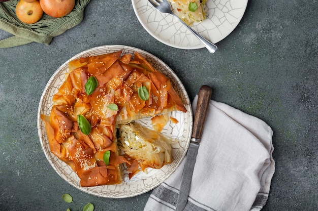 Pastel griego con puerros cebollas y queso feta