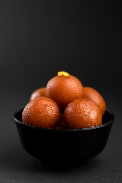 Pastel de Gulab Jamun indio en un tazón