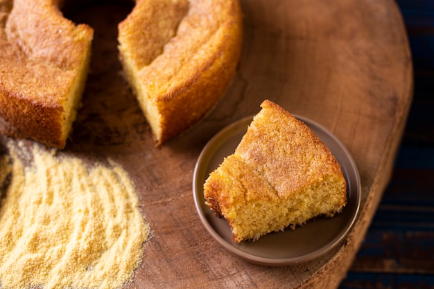 Pastel de harina de maíz brasileño en la mesa