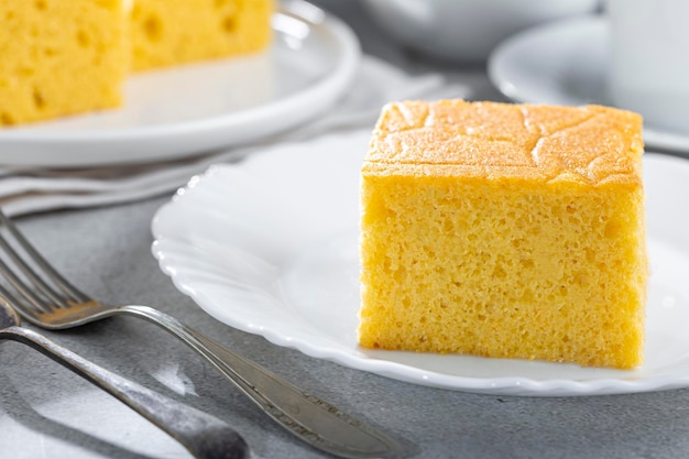 Pastel de harina de maíz en rodajas sobre la mesa