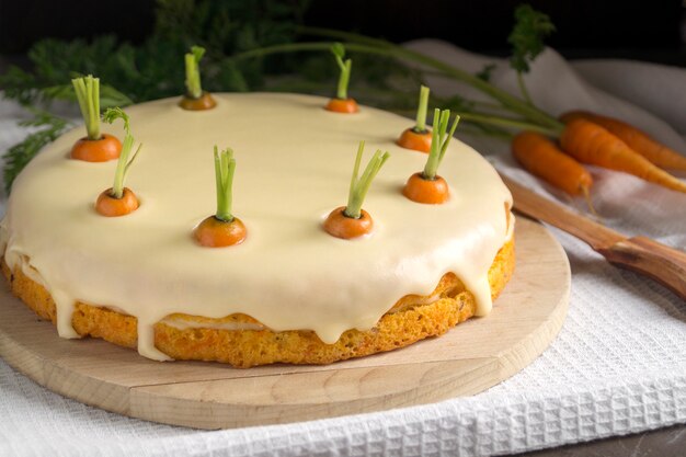 Foto pastel hecho en casa. tarta de zanahoria tradicional con crema.