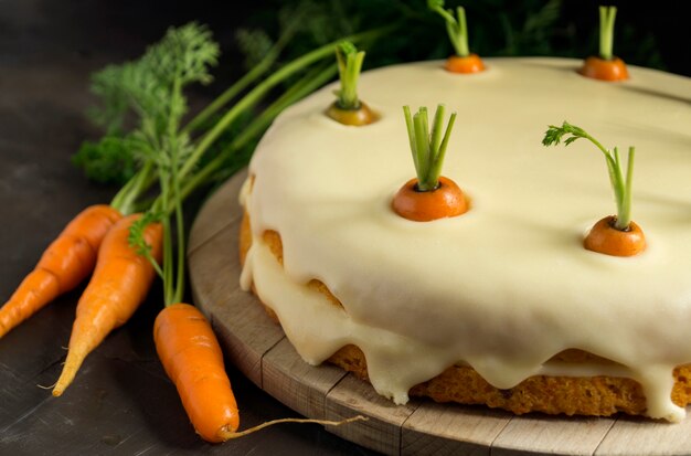 Pastel hecho en casa. Tarta de zanahoria tradicional con crema.