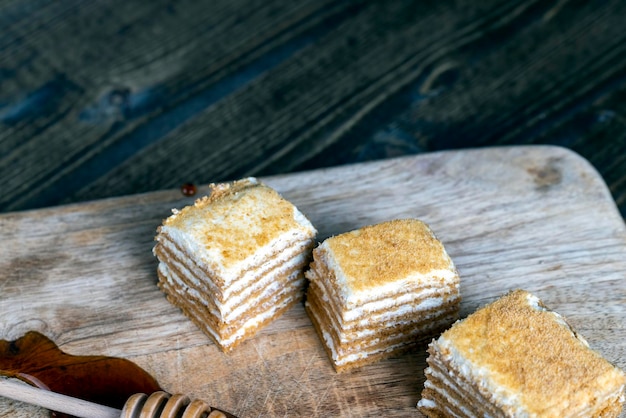 Pastel hecho de finas tortas de miel y una fina capa cremosa