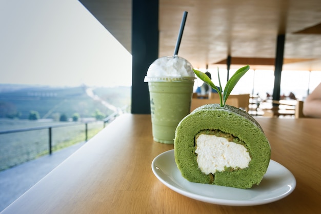 Pastel hecho de té con verde en jardín de té.