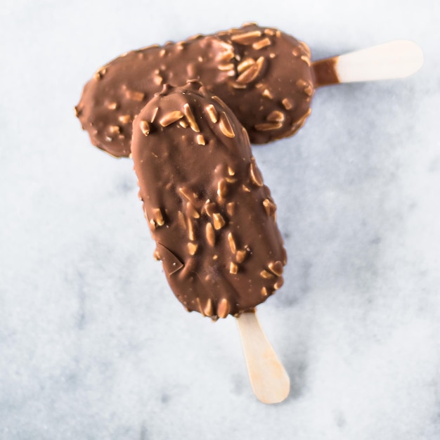 Foto pastel de helado de chocolate con almendras y concepto de comida dulce