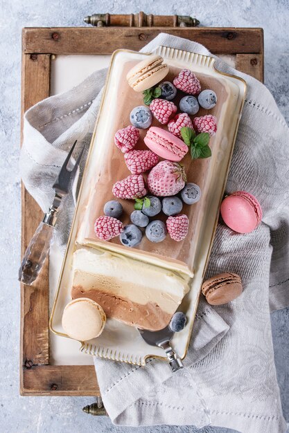 Pastel de helado de tres capas