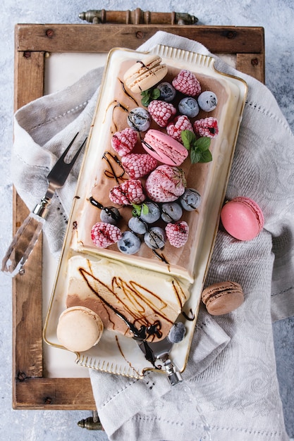 Pastel de helado de tres capas