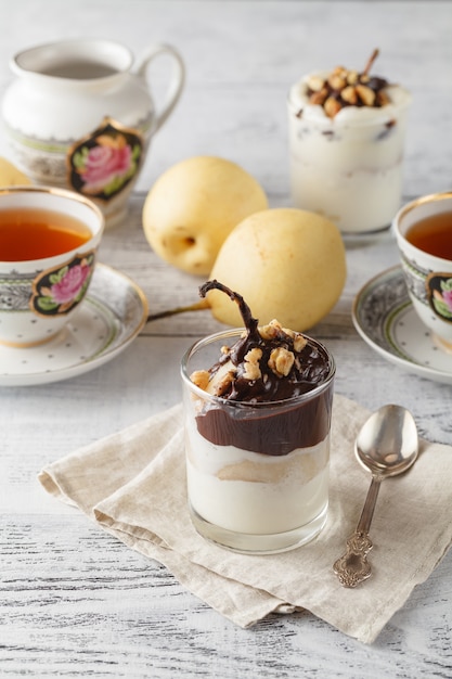 Pastel de hojaldre de café con peras otoñales y café con especias