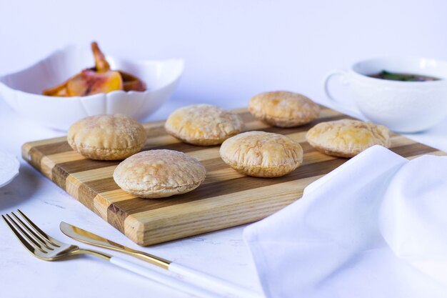 Pastel de hojaldre sobre una tabla de madera