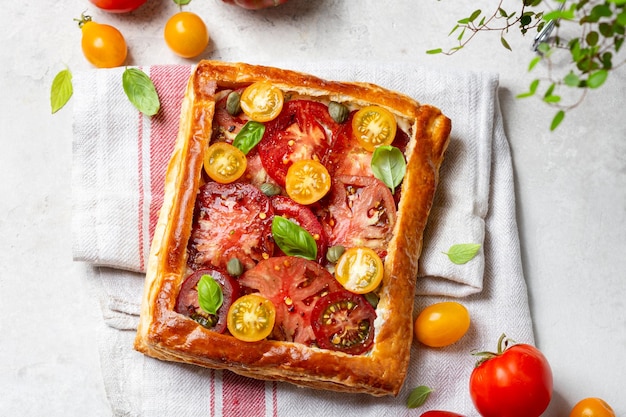 Pastel de hojaldre con tomate y albahaca