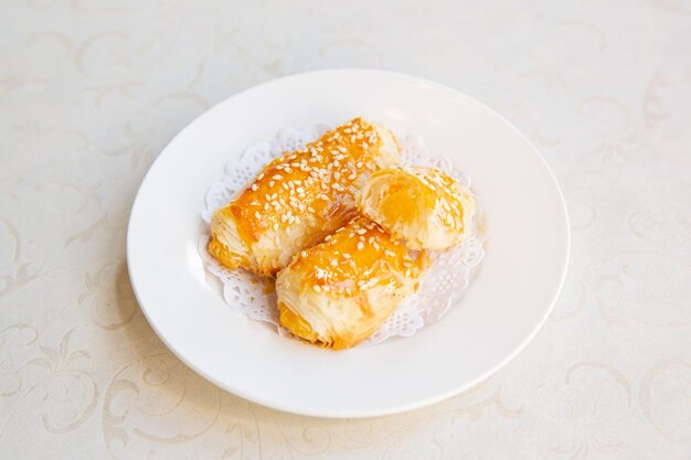 Pastel de hojaldre de yema de huevo dim sum de yumcha cantonés tradicional cocina gourmet asiática comida comida d