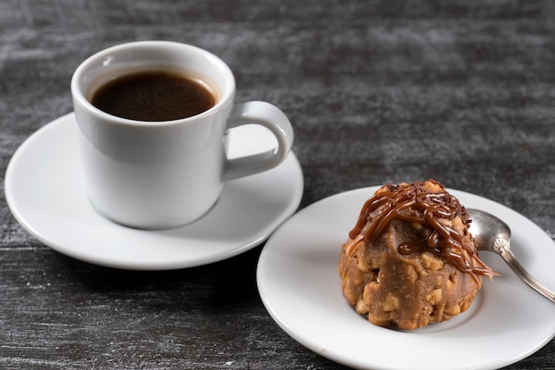 pastel de hormiguero en un plato con una taza de café