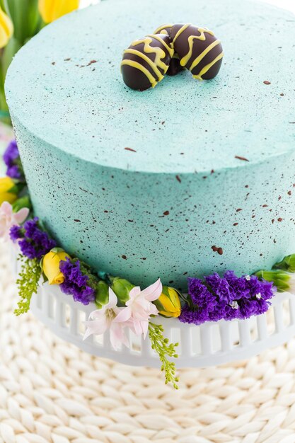 Pastel de huevo de pascua con motas de chocolate y trufas de huevo.