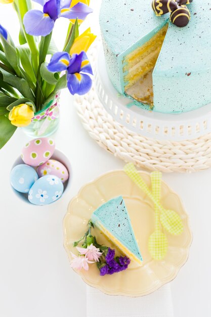 Pastel de huevo de pascua con motas de chocolate y trufas de huevo.