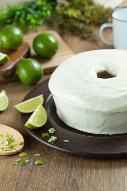 Pastel húmedo de frutas de limón en un plato con rodajas de limón sobre una mesa de madera Delicioso desayuno tradicional a la hora del té Receta de pastel de limón