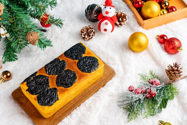 Pastel de lapislázuli o de mil capas con ciruelas pasas como cobertura y relleno con decoración navideña