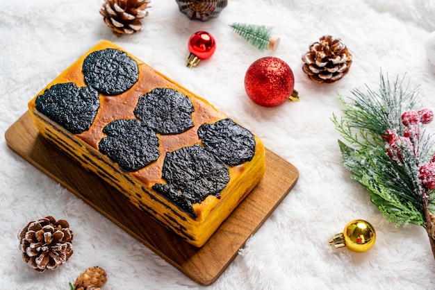 Pastel de lapislázuli o de mil capas con ciruelas pasas como cobertura y relleno con decoración navideña